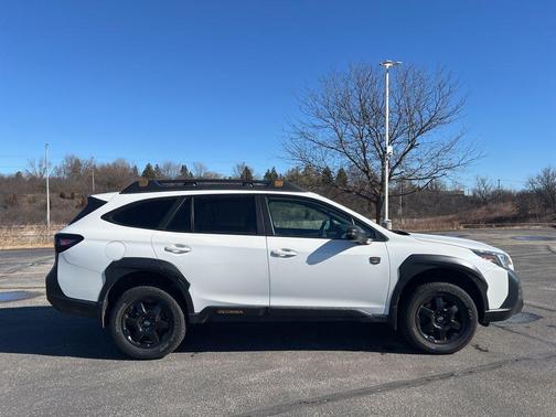 Crystal White Pearl 2022 Subaru Outback Wilderness
