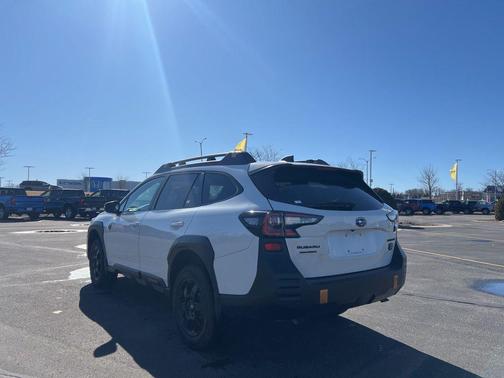 Crystal White Pearl 2022 Subaru Outback Wilderness