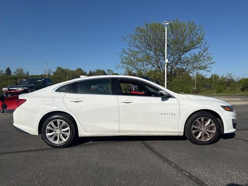 Summit White 2023 Chevrolet Malibu FWD 1LT