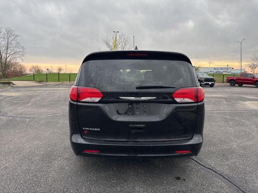 Diamond Black Crystal Pearlcoat 2024 Chrysler Voyager LX