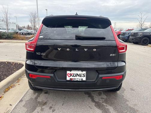 Onyx Black Metallic 2024 Volvo XC40 B5 Core