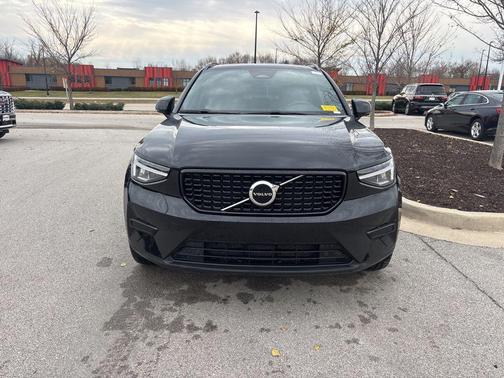 Onyx Black Metallic 2024 Volvo XC40 B5 Core