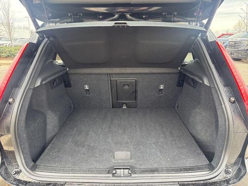 Onyx Black Metallic 2024 Volvo XC40 B5 Core