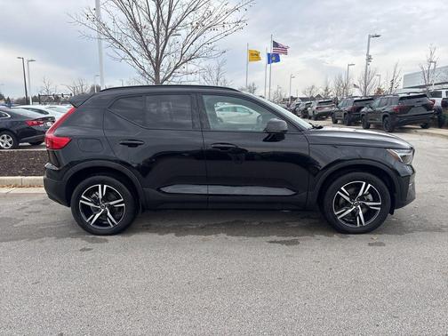 Onyx Black Metallic 2024 Volvo XC40 B5 Core