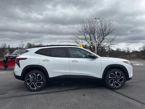 Summit White 2026 Chevrolet Trax FWD 2RS