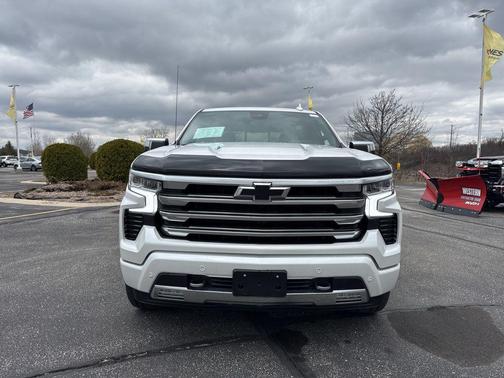 Crystal White Tricoat 2025 Chevrolet Silverado 1500 High Country