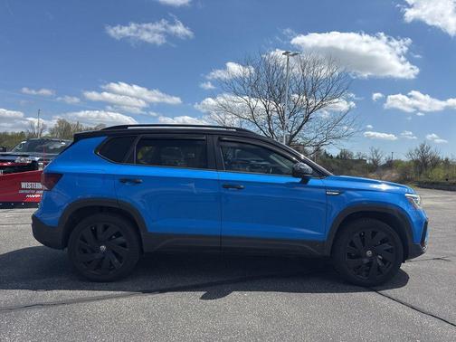 Cornflower Blue w/Deep Black Roof 2024 Volkswagen Taos 1.5T SE Black