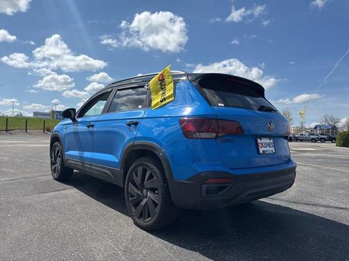 Cornflower Blue w/Deep Black Roof 2024 Volkswagen Taos 1.5T SE Black