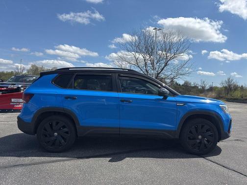 Cornflower Blue w/Deep Black Roof 2024 Volkswagen Taos 1.5T SE Black