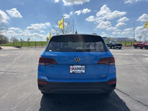 Cornflower Blue w/Deep Black Roof 2024 Volkswagen Taos 1.5T SE Black