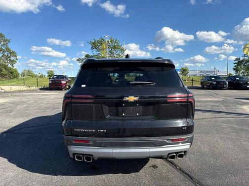 Mosaic Black Metallic 2024 Chevrolet Traverse LT