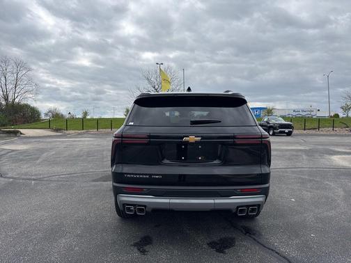 Black Metallic 2026 Chevrolet Traverse LT