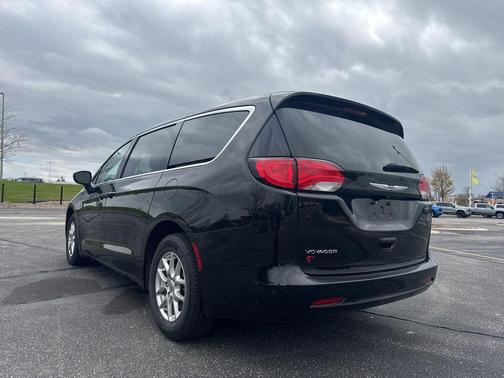 Diamond Black Crystal Pearlcoat 2024 Chrysler Voyager LX
