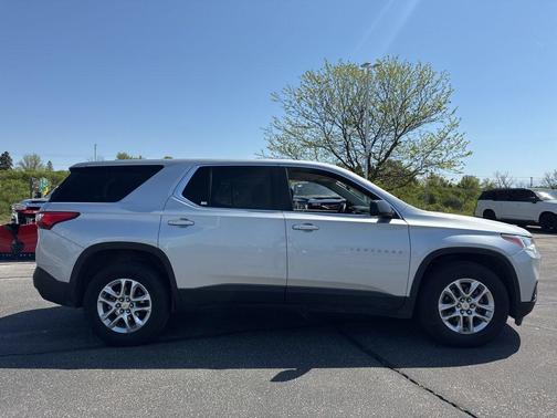 Silver Ice Metallic 2020 Chevrolet Traverse LS
