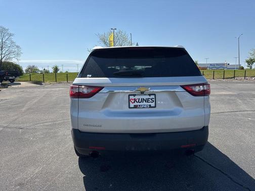 Silver Ice Metallic 2020 Chevrolet Traverse LS