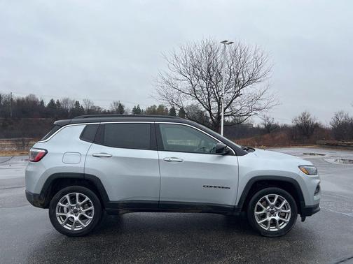 Silver Zynith Metallic Clearcoat 2025 Jeep Compass Limited