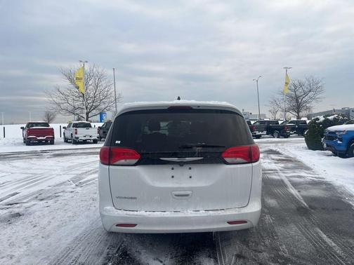 2024 Chrysler Voyager LX