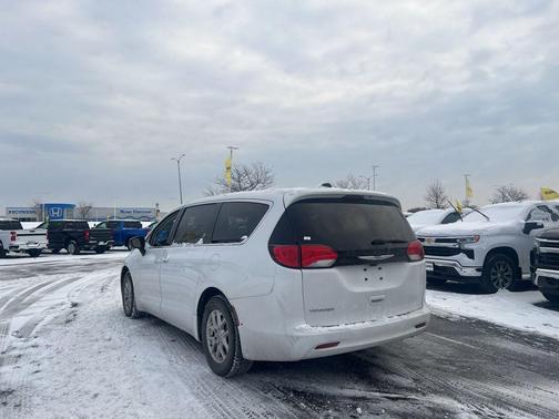 2024 Chrysler Voyager LX