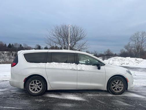 2024 Chrysler Voyager LX