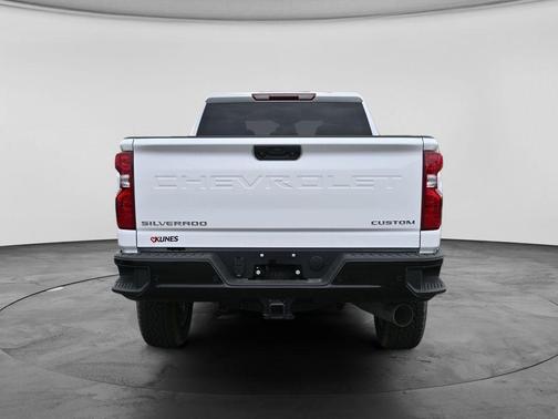 Summit White 2026 Chevrolet Silverado 2500 Custom