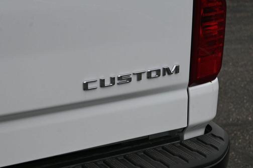 Summit White 2026 Chevrolet Silverado 2500 Custom