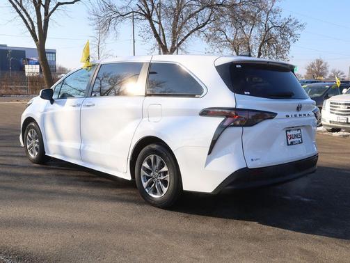 Ice Cap 2025 Toyota Sienna LE