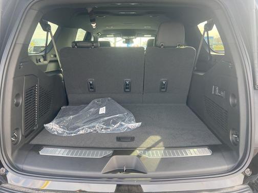 2025 Chevrolet Suburban RST