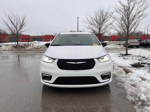 Bright White Clearcoat 2024 Chrysler Pacifica Touring L