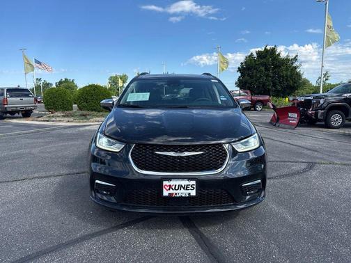 Brilliant Black Crystal Pearlcoat 2023 Chrysler Pacifica Limited