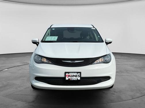 Bright White Clearcoat 2023 Chrysler Voyager LX