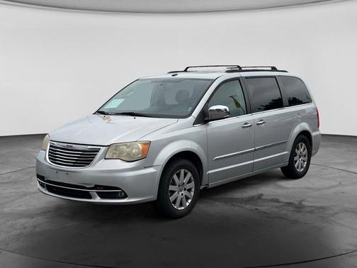 Bright Silver Metallic Clearcoat 2011 Chrysler Town & Country Touring-L