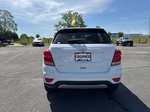 Summit White 2019 Chevrolet Trax LT