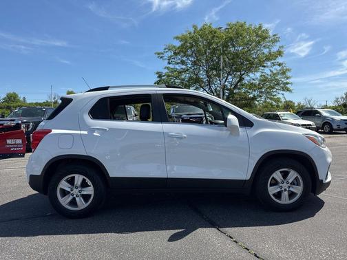 Summit White 2019 Chevrolet Trax LT