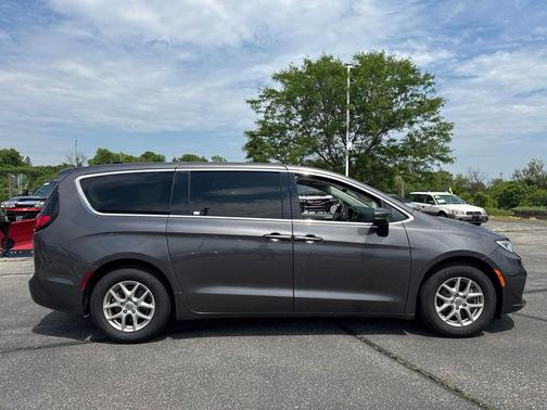 Granite Crystal Metallic Clearcoat 2023 Chrysler Pacifica Touring L