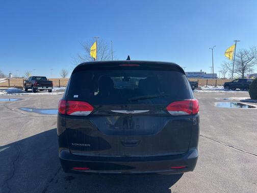 2023 Chrysler Voyager LX