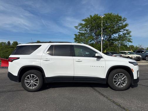 Summit White 2023 Chevrolet Traverse LT Cloth
