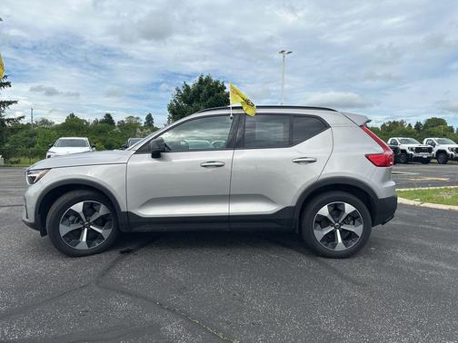 2023 Volvo XC40 B5 Plus Dark Theme