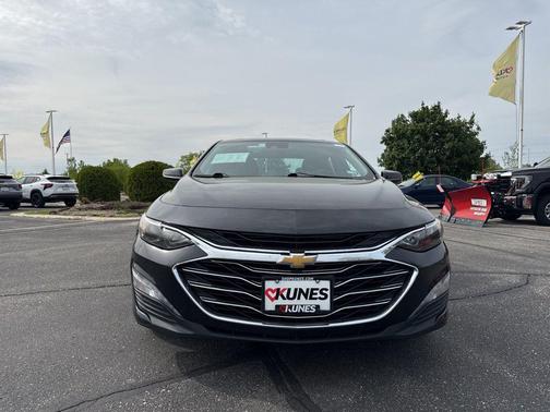 Mosaic Black Metallic 2023 Chevrolet Malibu FWD 1LT