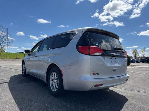 Silver Mist Clearcoat 2023 Chrysler Voyager LX