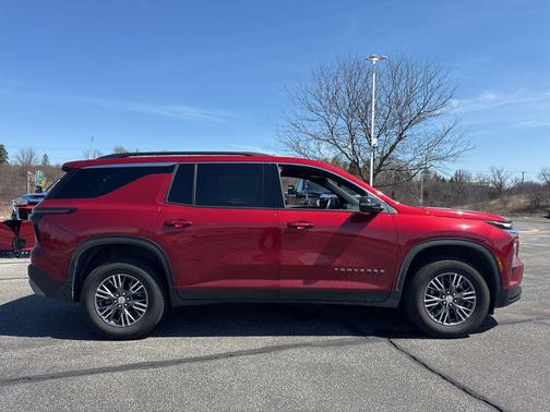 Radiant Red Tintcoat 2026 Chevrolet Traverse LT