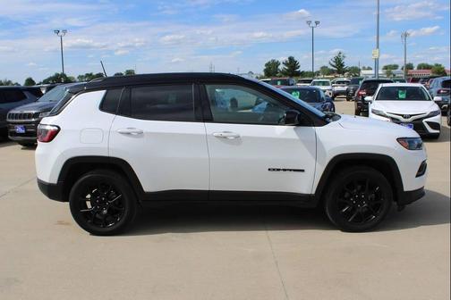 Bright White Clearcoat 2022 Jeep Compass Latitude