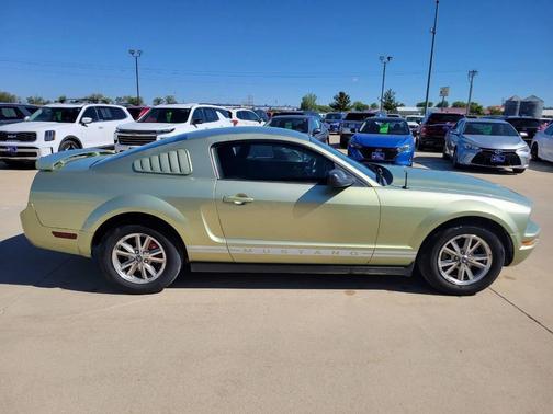 Legend Lime Clearcoat Metallic 2005 Ford Mustang Deluxe
