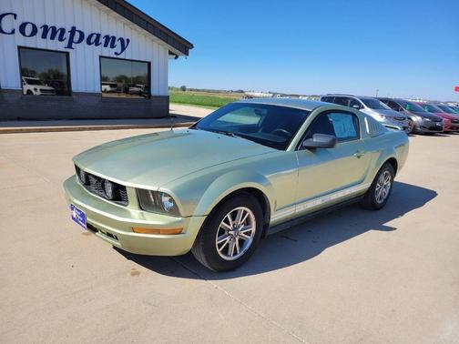Legend Lime Clearcoat Metallic 2005 Ford Mustang Deluxe