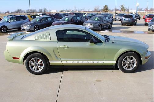 Legend Lime Clearcoat Metallic 2005 Ford Mustang Deluxe