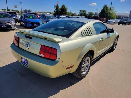 Legend Lime Clearcoat Metallic 2005 Ford Mustang Deluxe