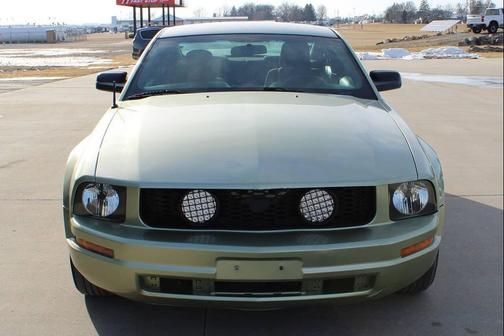 Legend Lime Clearcoat Metallic 2005 Ford Mustang Deluxe