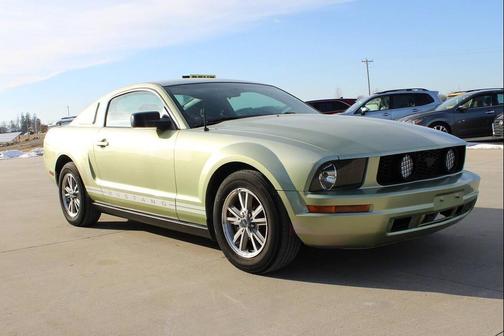 Legend Lime Clearcoat Metallic 2005 Ford Mustang Deluxe