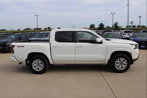 Glacier White 2022 Nissan Frontier SV