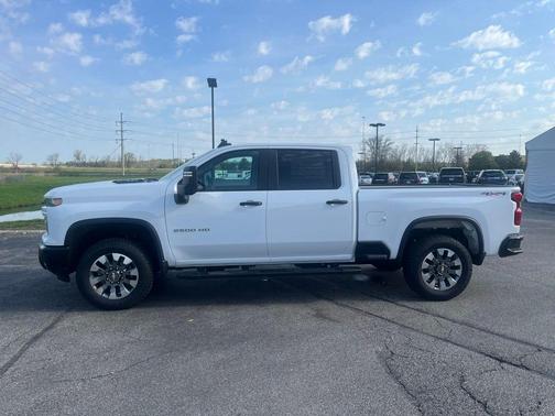Summit White 2025 Chevrolet Silverado 2500 Custom