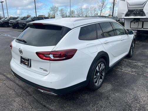2019 Buick Regal TourX Essence